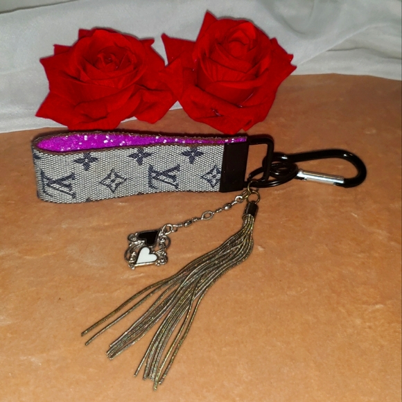 SOLD-Louis Vuitton Custom Monogram Bag Charm Keychain - Picture 4 of 11